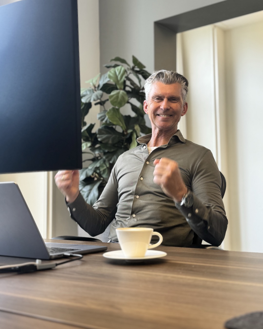 Directeur aan zijn bureau bij Froconsur